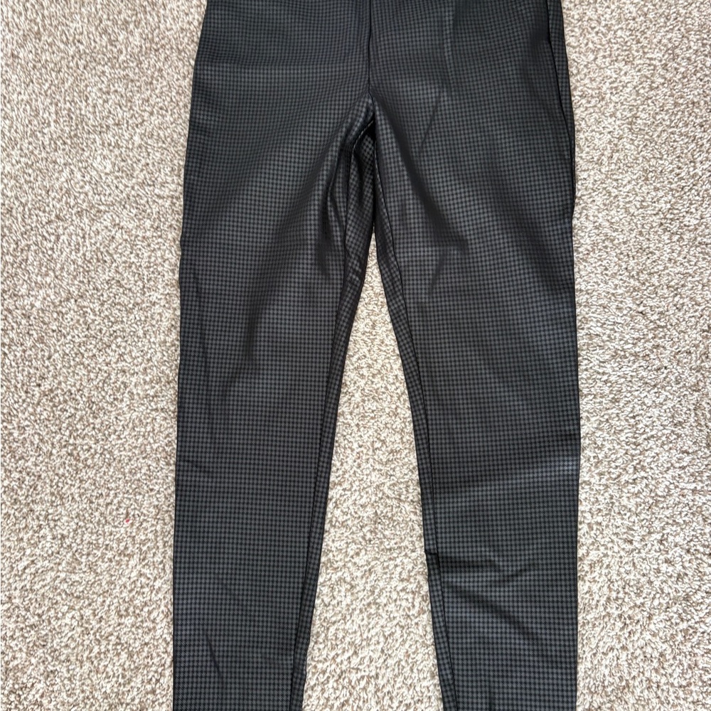 Loft Women’s Black Checkered Leggiing pants. NWOT